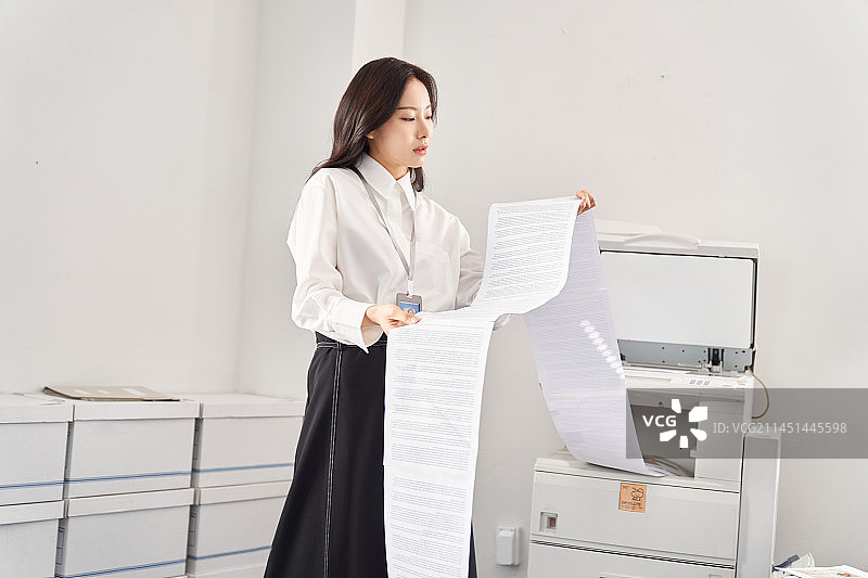 韩国职场：使用复印机的职员图片素材