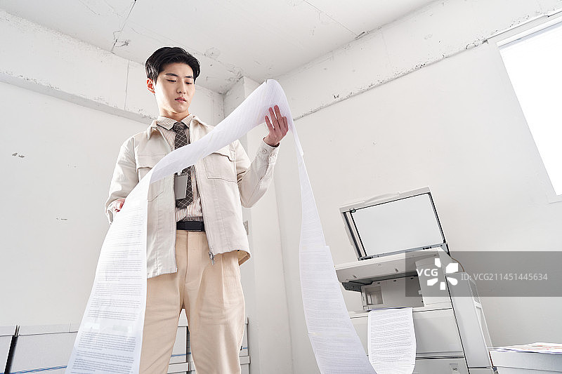 韩国职场：使用复印机的职员图片素材