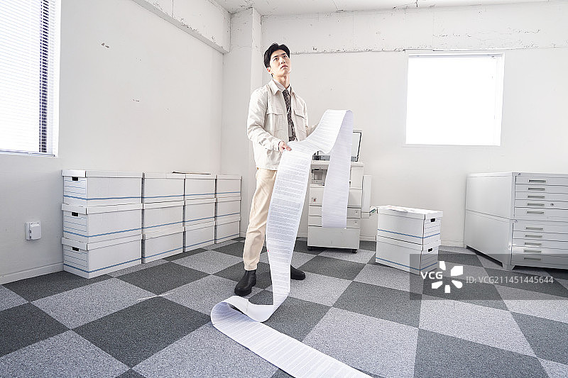 韩国职场：使用复印机的职员图片素材