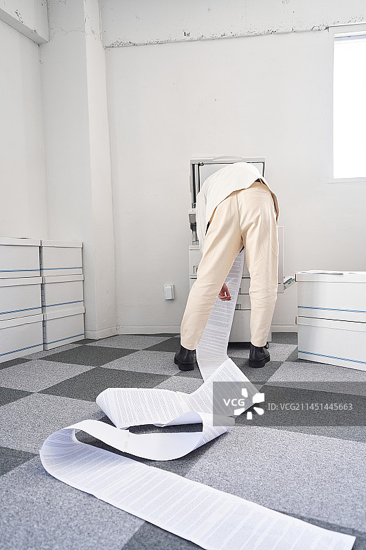 韩国职场：使用复印机的职员图片素材