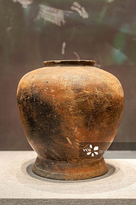 良渚博物院刻符陶罐图片素材