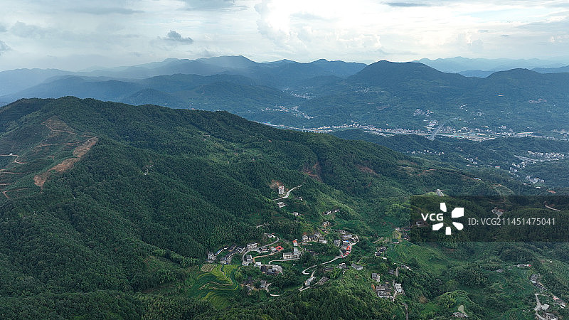 绿色的山脉和远处的阵雨图片素材