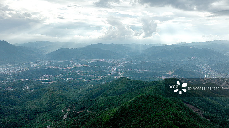 绿色的山脉和远处的阵雨图片素材