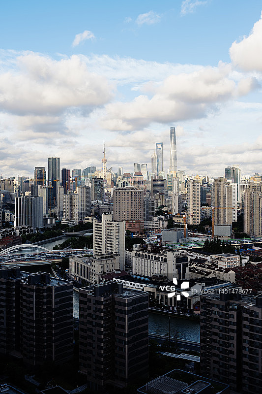 上海静安区普通居民楼眺望浦东陆家嘴东方明珠金茂大厦环球金融中心上海中心大厦图片素材