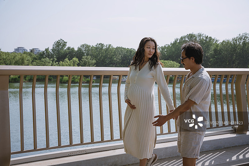 怀孕的妻子和丈夫在公园里图片素材