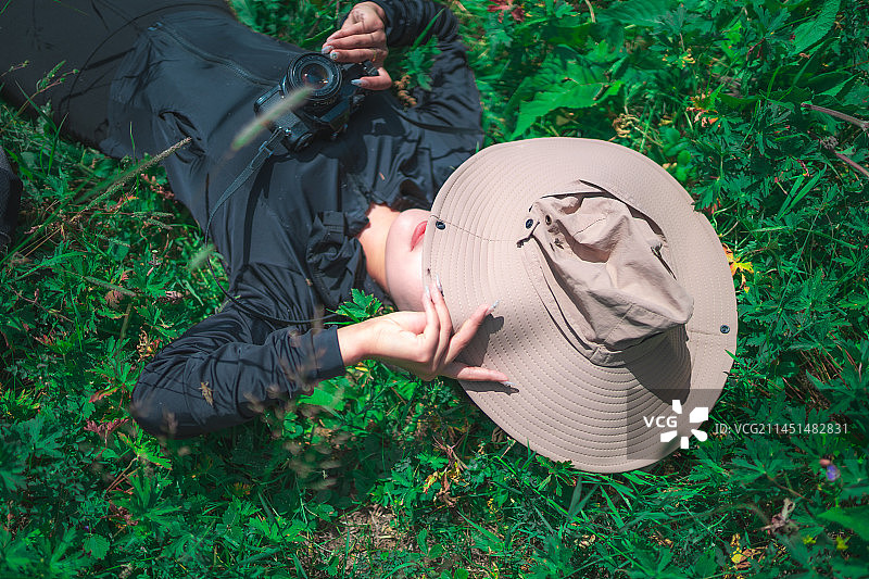 夏季运动青年 亚洲人像  微笑 女孩肖像  草原 森林 户外 徒步图片素材