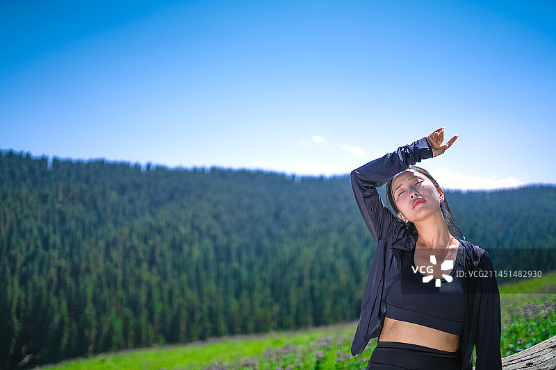 夏季运动青年 亚洲人像  微笑 女孩肖像  草原 森林 户外 徒步图片素材