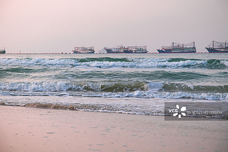 广西 北海 无法辨识的人 剪影 海岸 沙滩  银滩 桥港码头图片素材