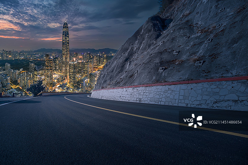 斜坡路与城市图片素材