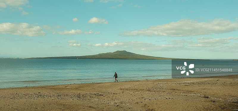 新西兰奥克兰海滩上散步跑步的人图片素材
