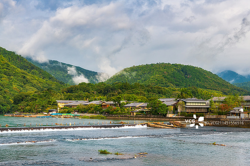 日本京都岚山渡月桥与桂河（桂川）夏季风光图片素材