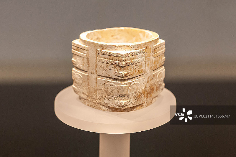 良渚博物院神人兽面纹玉琮图片素材