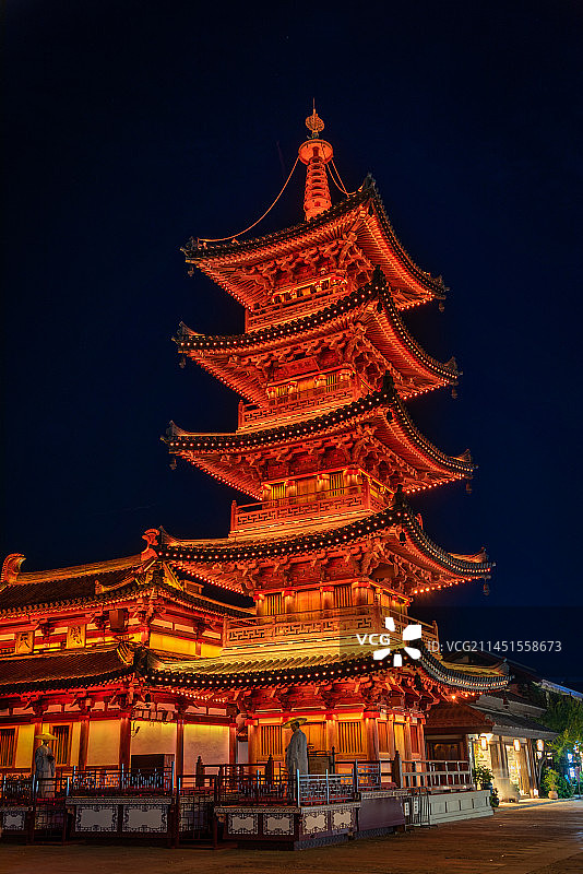 夜色中的无锡拈花湾香悦花街传统建筑风格的拈花塔，建筑被灯光打亮，繁华盛世景象图片素材