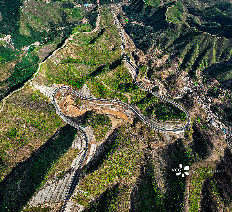 俯瞰公路山林图片素材