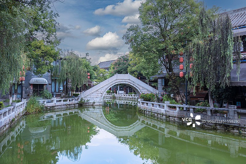 楚雄彝人古镇蓝天白云衬托小桥流水图片素材