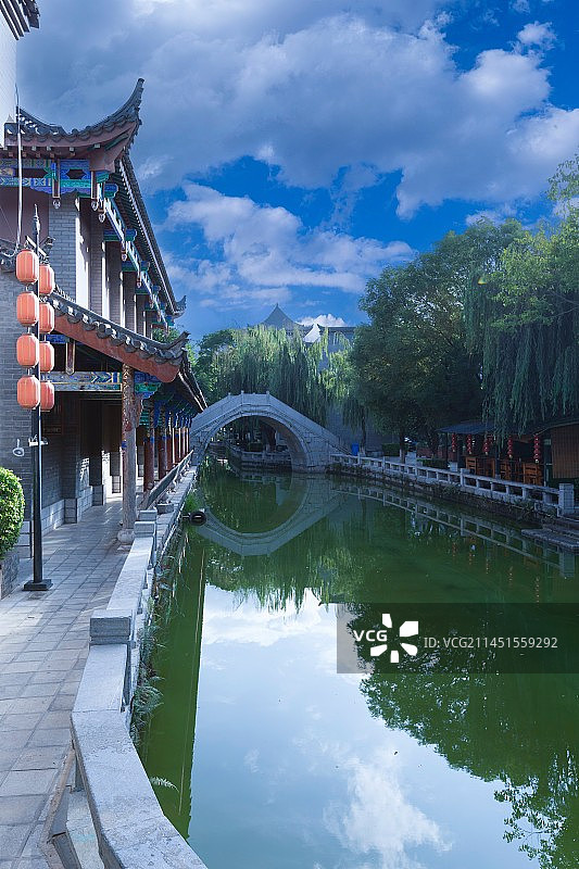 楚雄彝人古镇蓝天白云衬托小桥流水图片素材