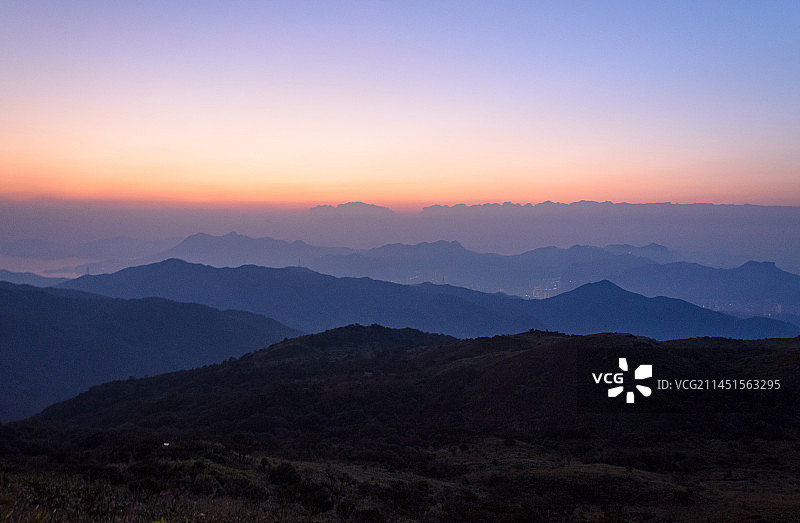 香港大帽山郊野公园山顶日出连绵山脉风光图片素材