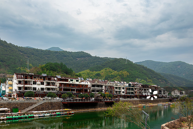 富春江畔的美丽乡村芦茨村图片素材