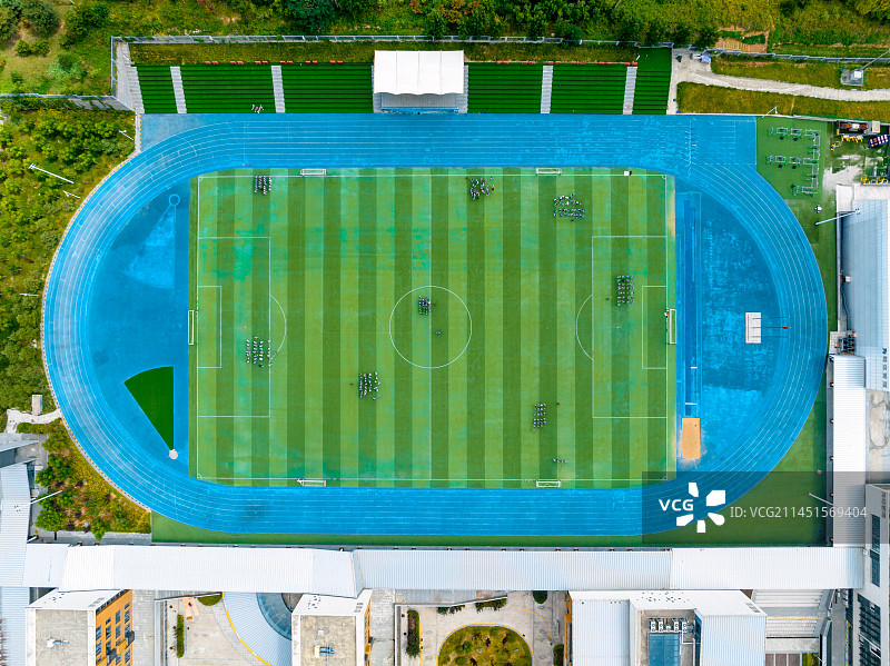 航拍视角下的足球场图片素材