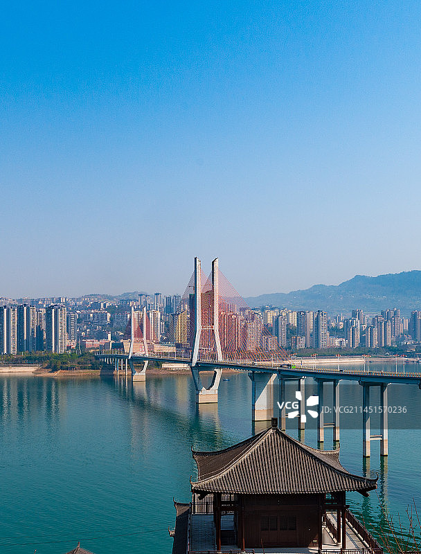 云阳长江大桥城市风光竖构图图片素材
