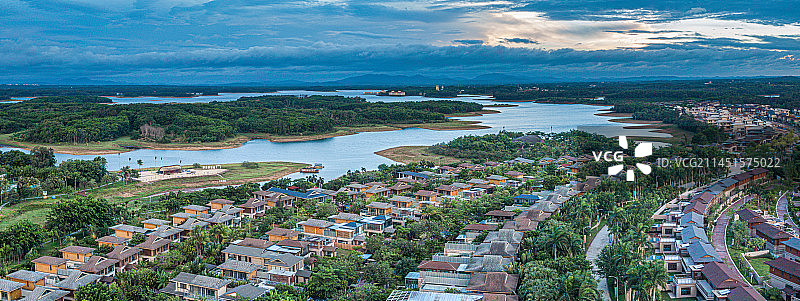 航拍海南定安湖边建筑风光图片素材