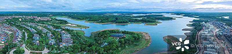 航拍海南定安湖边建筑风光图片素材