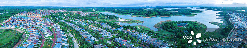 航拍海南定安湖边建筑风光图片素材