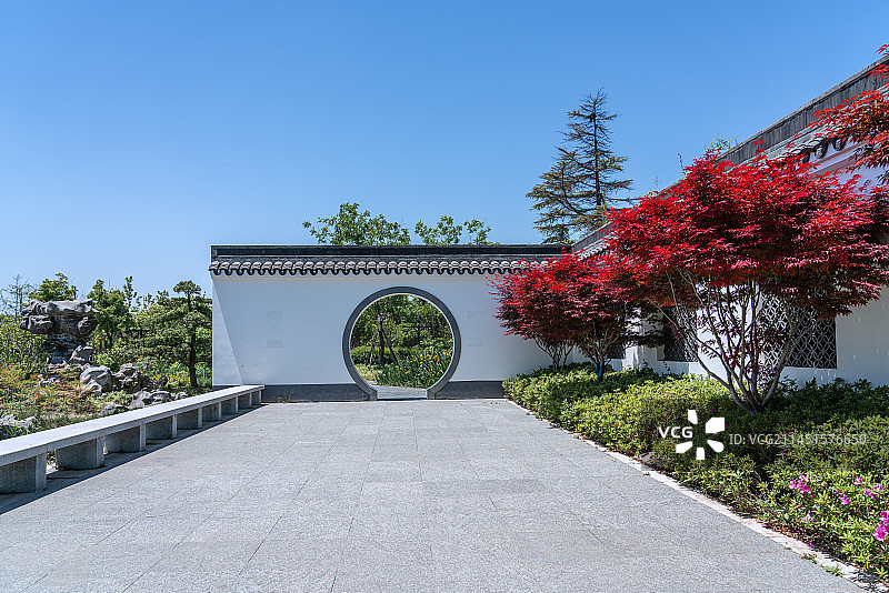 园林建筑月亮门和地面道路图片素材
