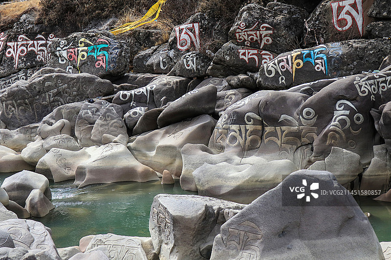 康定市塔公河玛尼石与摩崖造像图片素材