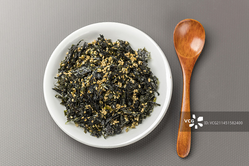 一盘拌饭海苔摆放在桌面上特写图片素材