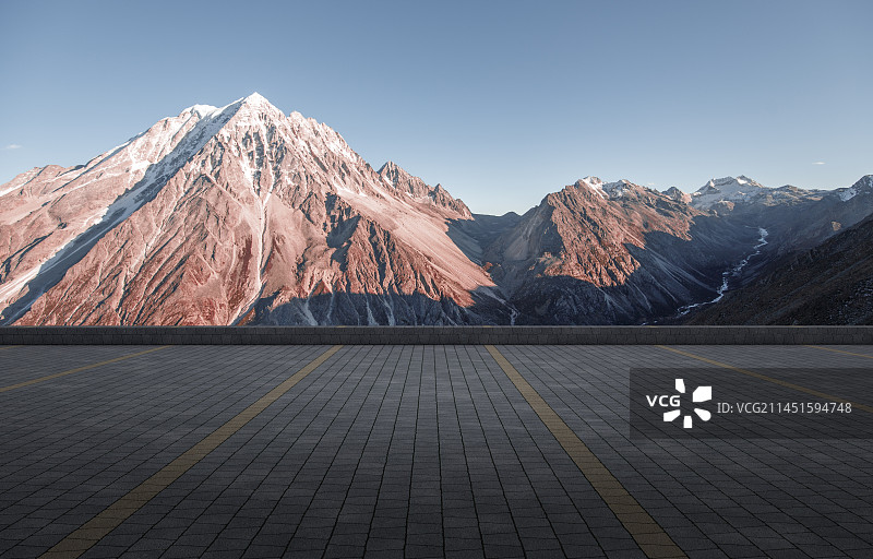 雪山下的平台图片素材
