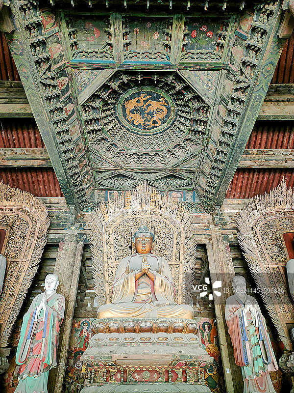 山西省大同市善化寺大雄宝殿藻井和佛像图片素材