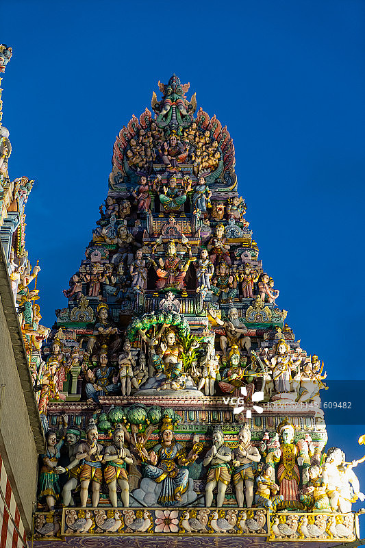 新加坡标志景点：维拉玛卡里雅曼兴都庙的屋顶 Sri Veeramakaliamman Temple图片素材