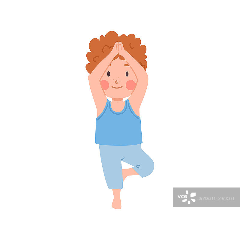 可爱的姜黄色男孩单腿站立做瑜伽姿势图片素材