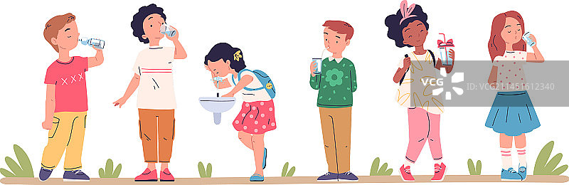 口渴的儿童喝水图片素材