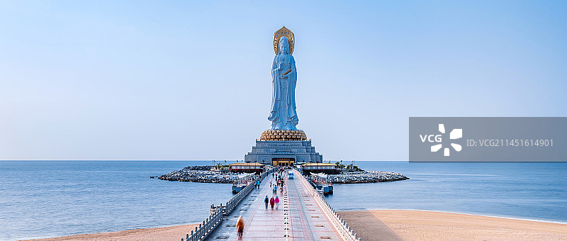 中国海南三亚南山文化旅游区海上观音景点穿梭的游客图片素材