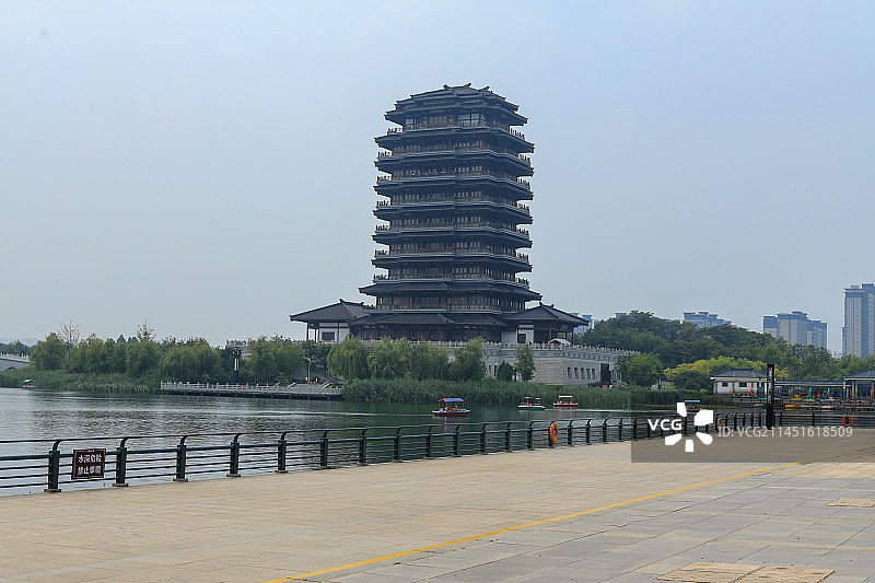 中国山东淄博市张店区齐盛湖公园海岱楼图片素材