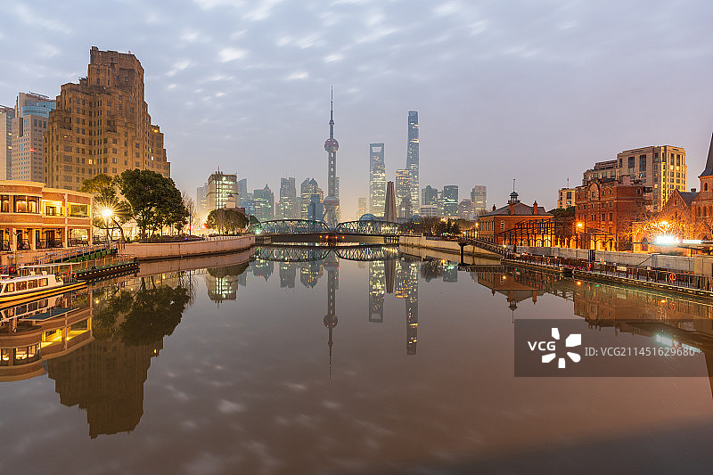 上海苏州河拍陆家嘴清晨景色图片素材