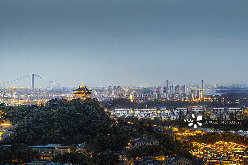 西津渡与金山寺同框图片素材