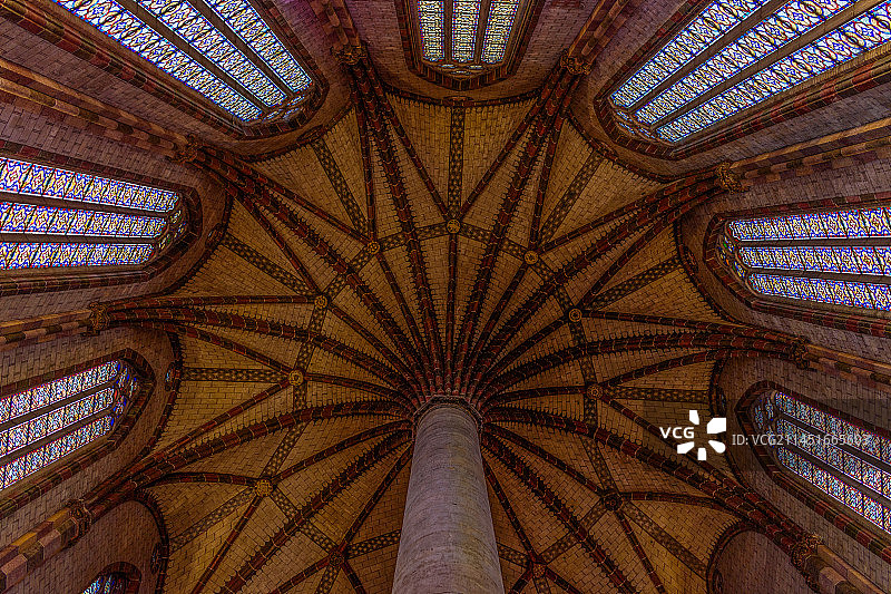 法国图卢兹雅各宾教堂：13世纪教堂内部，彩色玻璃窗和天花板景观，屋顶的棕榈树图案图片素材