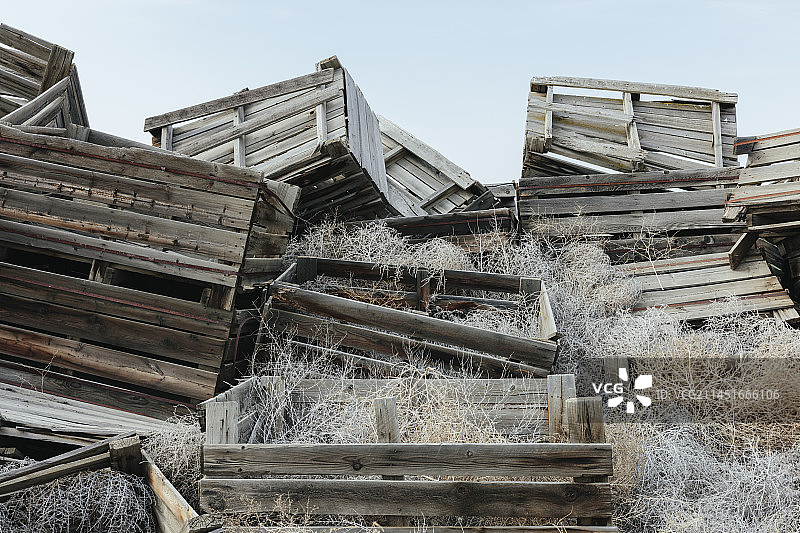 美国腐烂废弃木制水果储物箱或托盘堆图片素材
