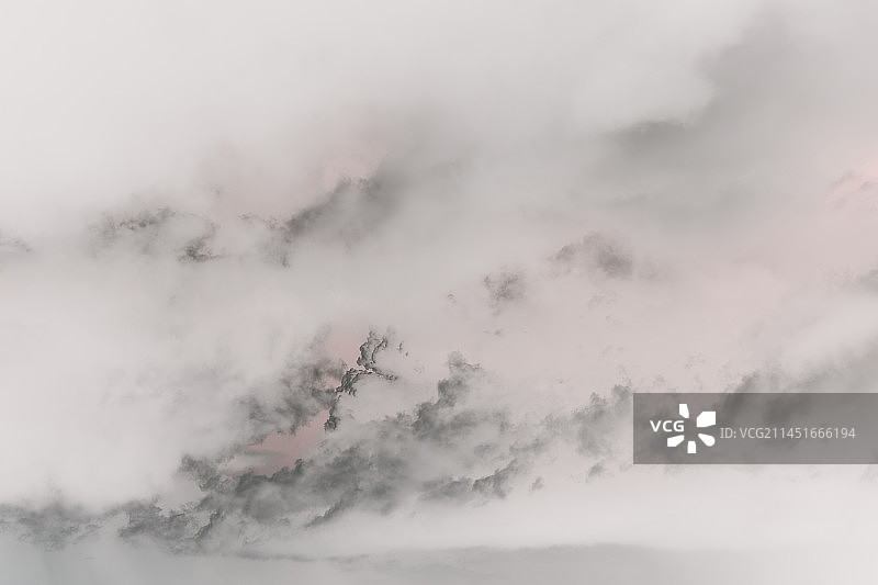 美国云和天空在黄昏时的抽象，黑灰色和粉红色图片素材