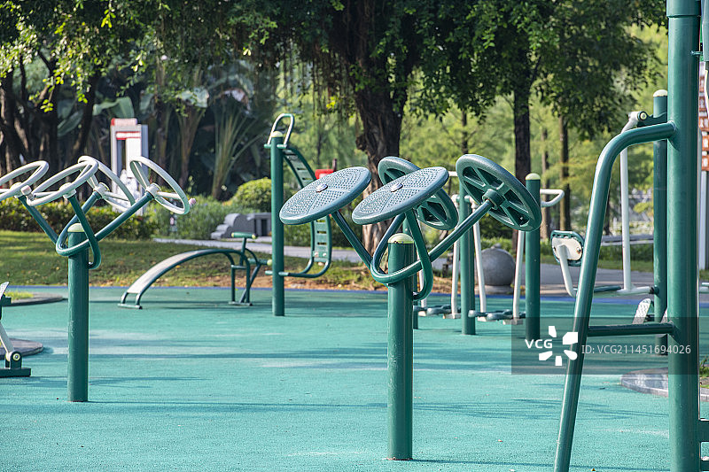 公园的健身器材图片素材