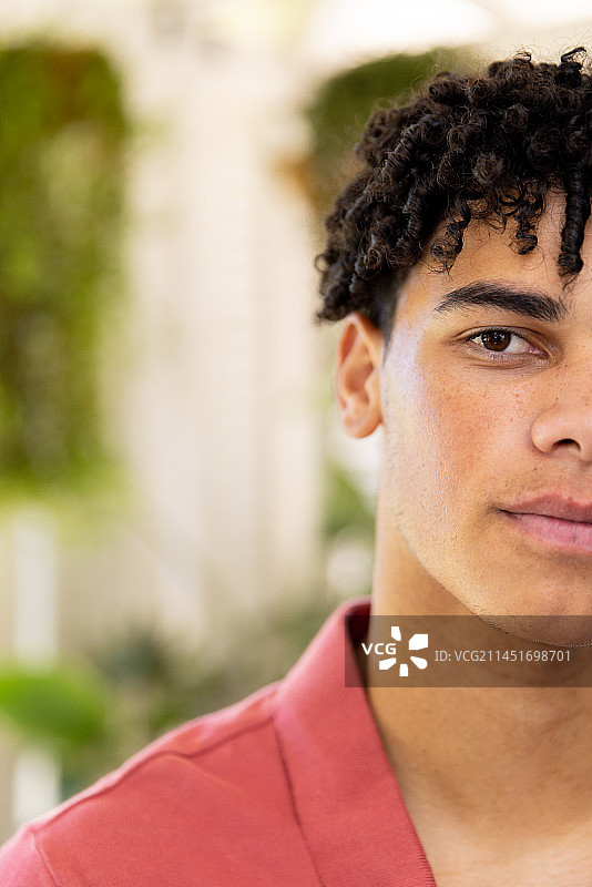 快乐的混血男子在家中，带卷曲黑发的半身像，带文案空间图片素材