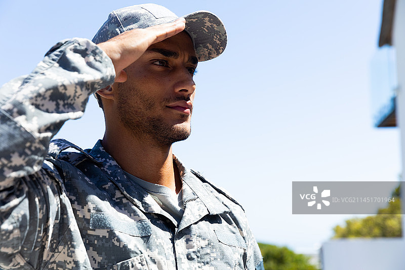 混血男士兵穿着军装在户外敬礼，留有文案空间图片素材