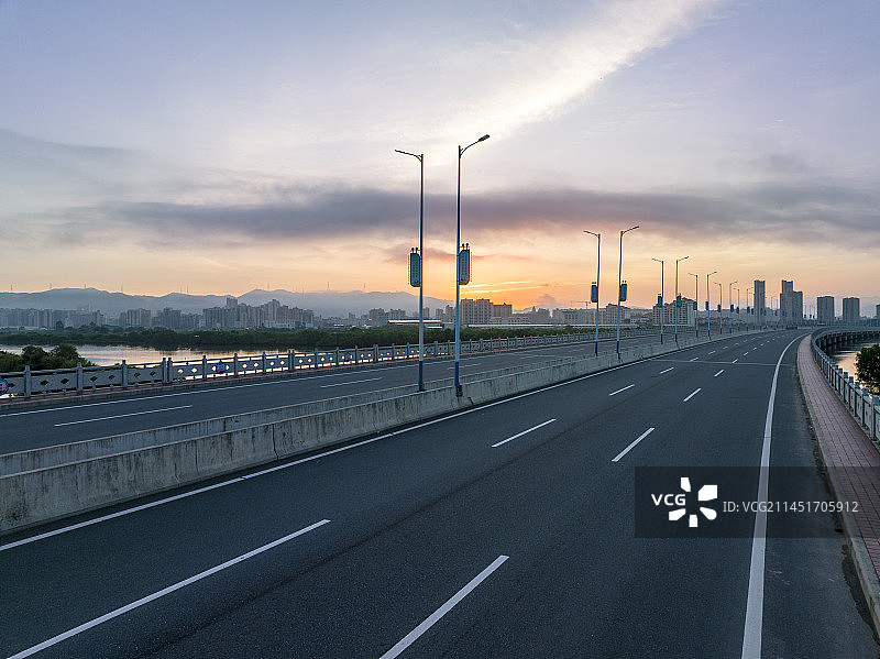 汽车广告背景图-城市道路图片素材