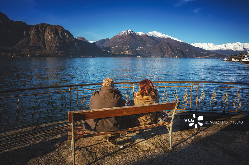 中年情侣在湖边晒太阳图片素材