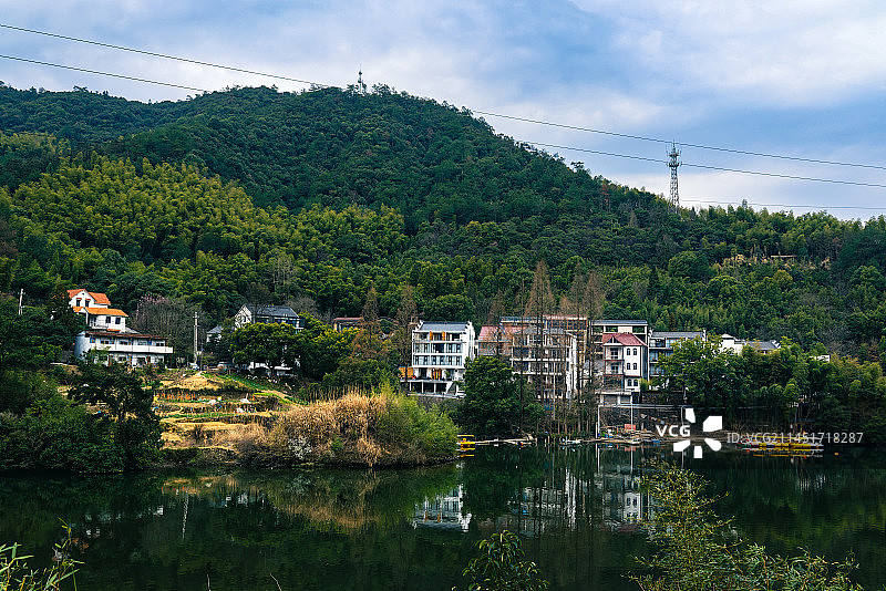 富春江畔依江而居的人家图片素材