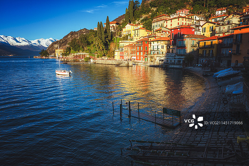 帆船在平静的科莫湖上图片素材
