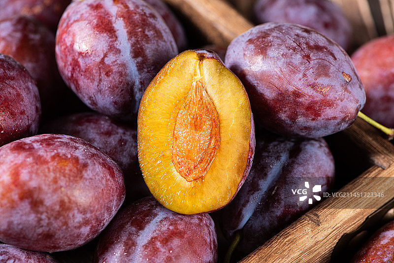 桌上切开的新鲜西梅果肉特写图片素材